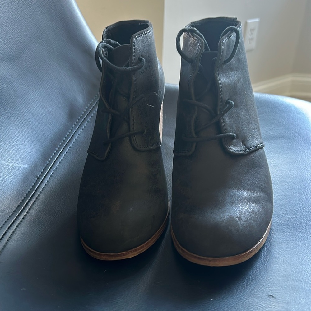 Tom’s lace up heel